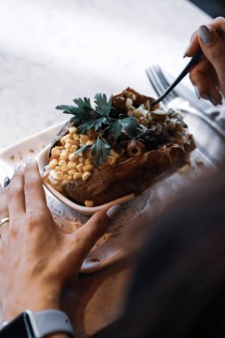 Peynir, sosis, zeytin, biber ve Mısır ile pişmiş kumpir patates dolması