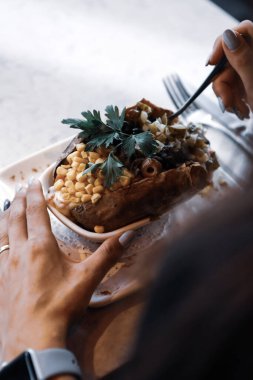 Peynir, sosis, zeytin, biber ve Mısır ile pişmiş kumpir patates dolması