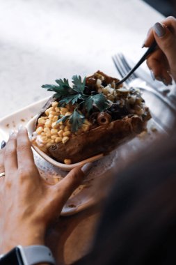 Peynir, sosis, zeytin, biber ve Mısır ile pişmiş kumpir patates dolması