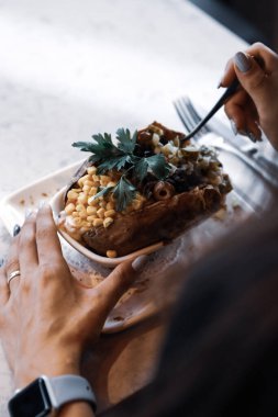 Peynir, sosis, zeytin, biber ve Mısır ile pişmiş kumpir patates dolması