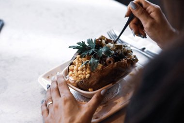 Peynir, sosis, zeytin, biber ve Mısır ile pişmiş kumpir patates dolması