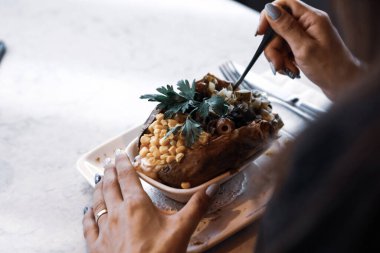 Peynir, sosis, zeytin, biber ve Mısır ile pişmiş kumpir patates dolması