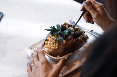 Peynir, sosis, zeytin, biber ve Mısır ile pişmiş kumpir patates dolması