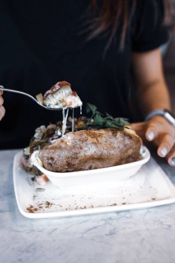 Peynir, sosis, zeytin, biber ve Mısır ile pişmiş kumpir patates dolması