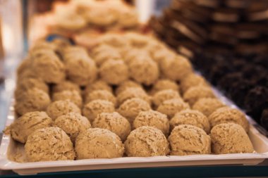 Bir grup çeşit kurabiye. Çikolata parçacıklı, yulaflı, kuru üzümlü, beyaz çikolatalı.