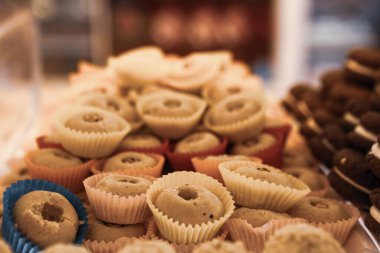 Bir grup çeşit kurabiye. Çikolata parçacıklı, yulaflı, kuru üzümlü, beyaz çikolatalı.