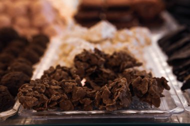 Bir grup çeşit kurabiye. Çikolata parçacıklı, yulaflı, kuru üzümlü, beyaz çikolatalı.