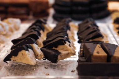 Bir grup çeşit kurabiye. Çikolata parçacıklı, yulaflı, kuru üzümlü, beyaz çikolatalı.