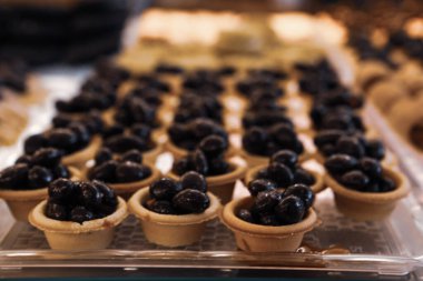 Bir grup çeşit kurabiye. Çikolata parçacıklı, yulaflı, kuru üzümlü, beyaz çikolatalı.