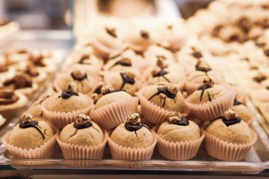 Bir grup çeşit kurabiye. Çikolata parçacıklı, yulaflı, kuru üzümlü, beyaz çikolatalı.