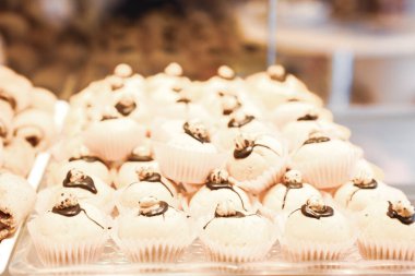 Bir grup çeşit kurabiye. Çikolata parçacıklı, yulaflı, kuru üzümlü, beyaz çikolatalı.