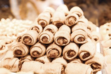 Bir grup çeşit kurabiye. Çikolata parçacıklı, yulaflı, kuru üzümlü, beyaz çikolatalı.