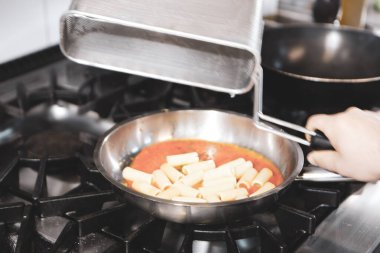 soba yangın pişirme makarna ile pota