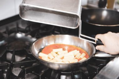 soba yangın pişirme makarna ile pota