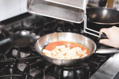 soba yangın pişirme makarna ile pota