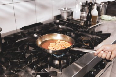 soba yangın pişirme makarna ile pota