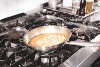 soba yangın pişirme makarna ile pota