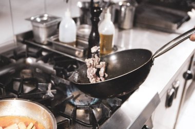 soba yangın pişirme makarna ile pota