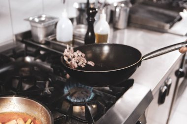 soba yangın pişirme makarna ile pota