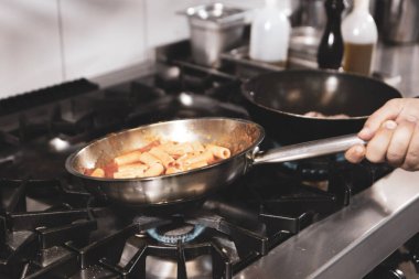 soba yangın pişirme makarna ile pota