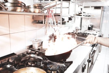 soba yangın pişirme makarna ile pota