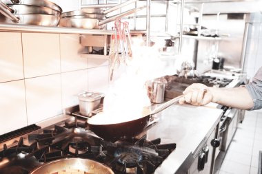 soba yangın pişirme makarna ile pota