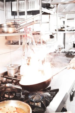 soba yangın pişirme makarna ile pota