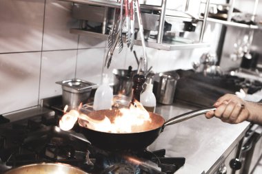 soba yangın pişirme makarna ile pota