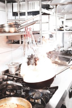 soba yangın pişirme makarna ile pota