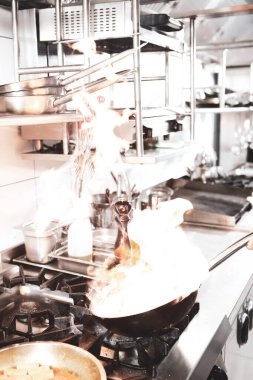 soba yangın pişirme makarna ile pota