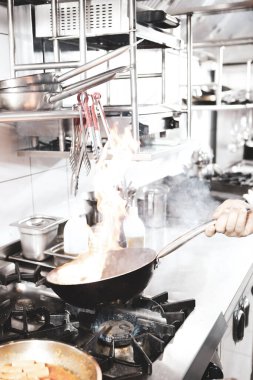 soba yangın pişirme makarna ile pota