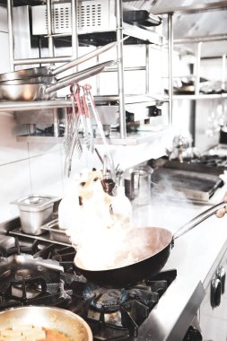 soba yangın pişirme makarna ile pota