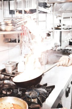 soba yangın pişirme makarna ile pota