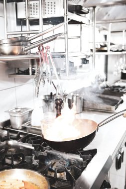 soba yangın pişirme makarna ile pota