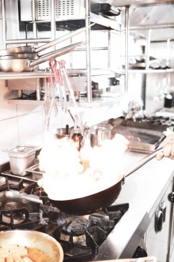 soba yangın pişirme makarna ile pota