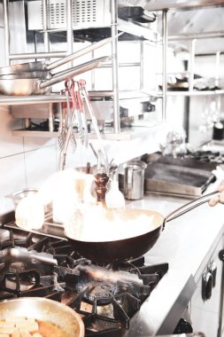 soba yangın pişirme makarna ile pota