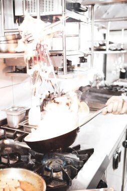 soba yangın pişirme makarna ile pota