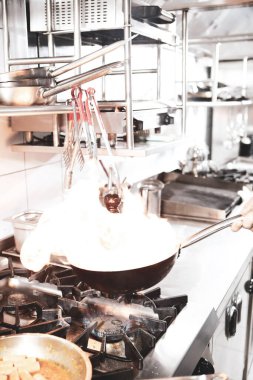 soba yangın pişirme makarna ile pota