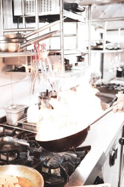 soba yangın pişirme makarna ile pota