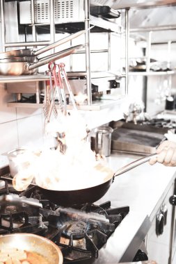 soba yangın pişirme makarna ile pota