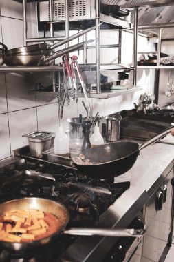 soba yangın pişirme makarna ile pota