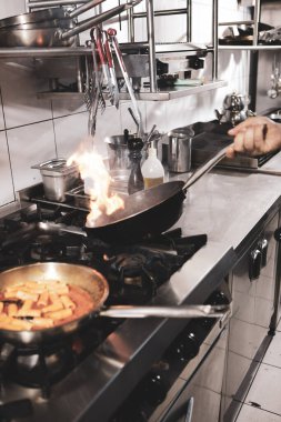 soba yangın pişirme makarna ile pota