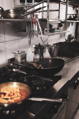 soba yangın pişirme makarna ile pota