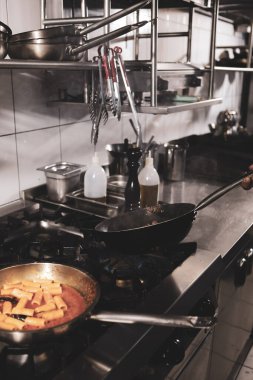 soba yangın pişirme makarna ile pota