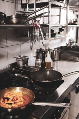 soba yangın pişirme makarna ile pota