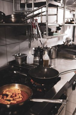 soba yangın pişirme makarna ile pota