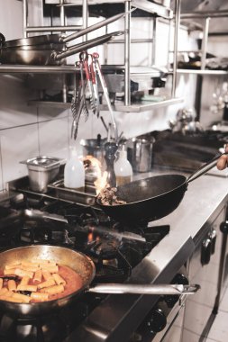 soba yangın pişirme makarna ile pota