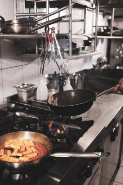 soba yangın pişirme makarna ile pota