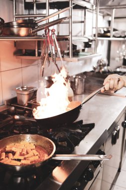 soba yangın pişirme makarna ile pota