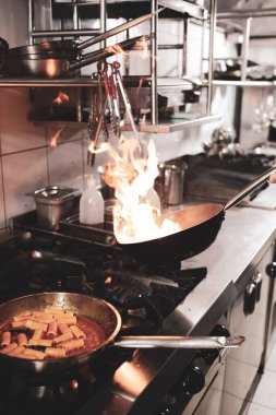 soba yangın pişirme makarna ile pota